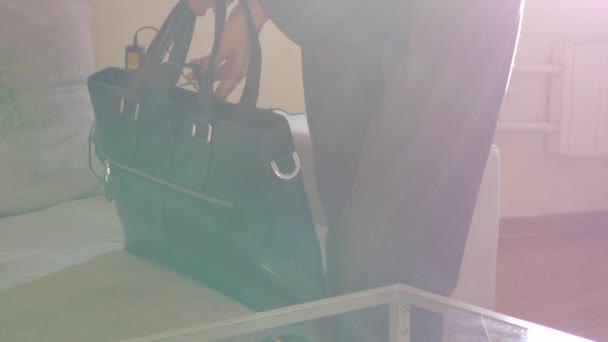 Slowmotion kvinna tar handväska från soffa på sunlight — Stockvideo