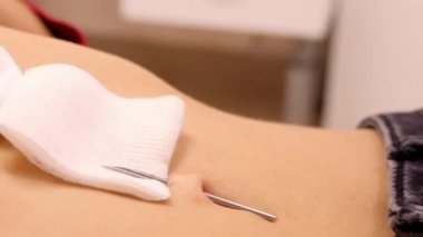 yakın ağır çekim master kelepçeler yaprakları iğne kesiyor 