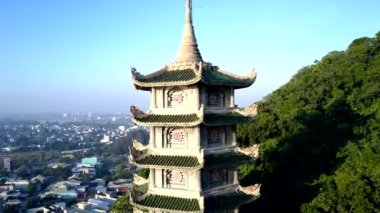 parlak şehir Tepesi'ndeki Budist pagoda üst düzeyde yaktı