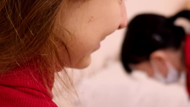Zeitlupe Mädchen lächelt nach Piercing Master füllt Papiere — Stockvideo