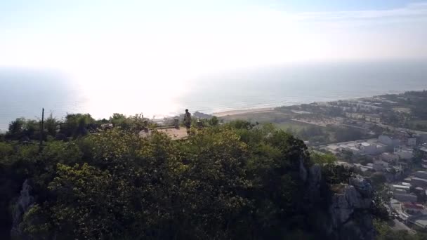 Drone verwijdert uit groene heuvel hoogste uitkijkpunt met mensen — Stockvideo