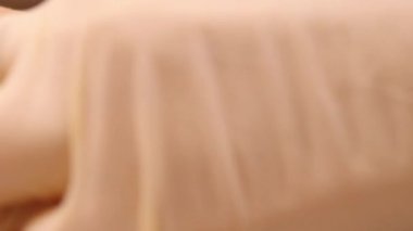 ağır çekim portre ana fistül göbek altında deri yapar