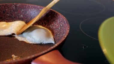 ağır çekim kız omlet yeşil tabağına koyuyor.