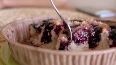 ağır çekim kız lezzetli blueberry pasta çatal ile alır.