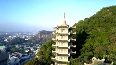 modern kent ve mavi gökyüzü karşı derin yağmur ormanları arasında güzel pagoda için sakin hava hareket