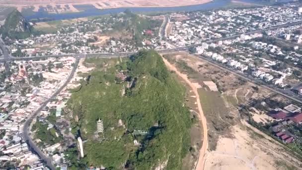 Vista aérea colina verde con templo antiguo entre la ciudad moderna — Vídeo de stock