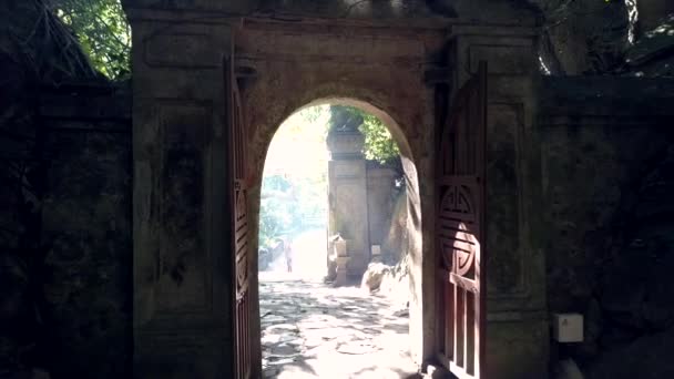 Câmera remove do arco de pedra escura mostra paredes rochosas — Vídeo de Stock