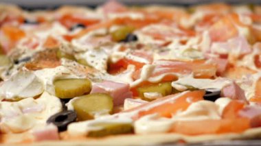 Ev yapımı pizza için otlar ağır çekim portre kadın sprinkles