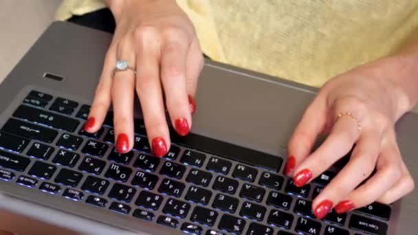 Zwolnionym tempie makro dziewczyna freelancer typy na klawiaturze laptopa — Wideo stockowe