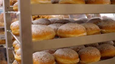 ağır çekim taze lezzetli donuts ile krema şeker dökülür