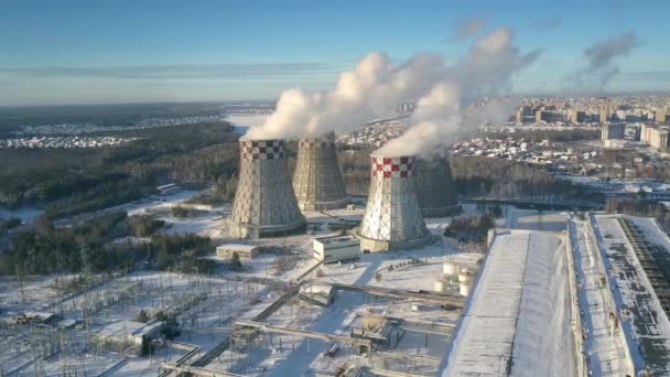 Luchtfoto verwarming station met koeling torens in de winter — Stockvideo