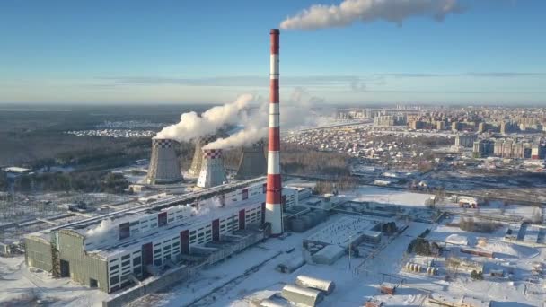 Gőz felett hűtőtornyok panorámás fűtőmű — Stock videók