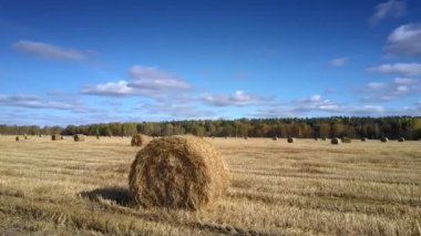 Hava hareket büyük saman etrafında rulo anız sahada