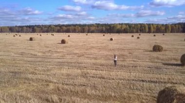 arka üst görünüm kız eşarp kapalı alan alır yürür