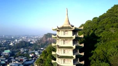 pagoda şehir tepe yeşil ağaçların arasında hava yakınlaştırma
