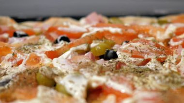ağır çekim portre kadın baharat ev yapımı pizza için ekler.