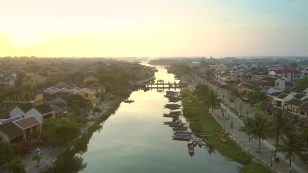 전 새벽 강가에 고 대 도시의 작은 집 — 비디오