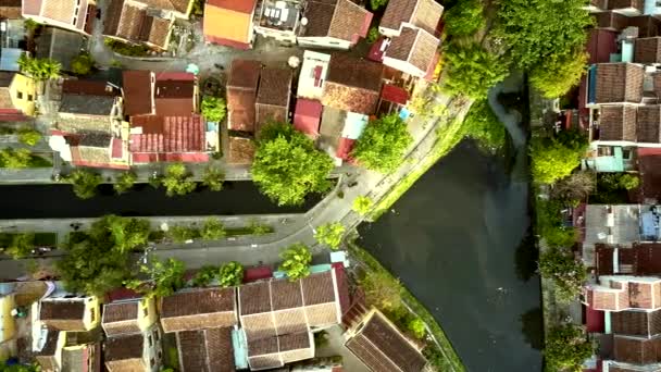 Політ над різнокольоровими дахами вздовж кварталу перетину каналу — стокове відео