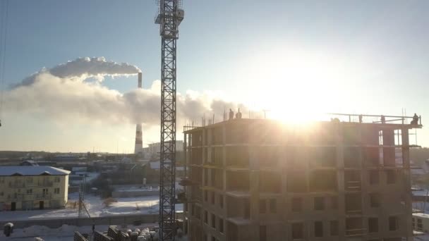 Bovenste deelvenster zon schijnt achter uncomleted gebouw — Stockvideo