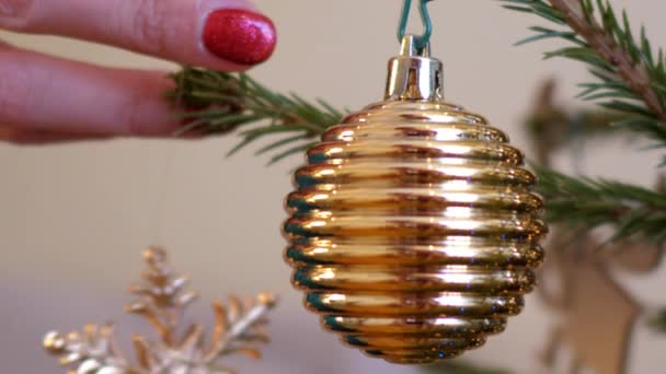 Chiudere movimento da palla a fiocco di neve appeso sull'albero di Natale — Video Stock