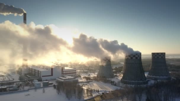 Luchtfoto elektrische kerncentrale in ijzig ochtend werkt — Stockvideo
