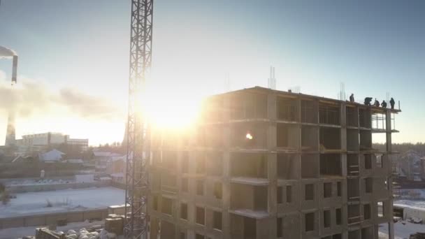 Upper view people silhouettes work on uncompleted building — Stock Video