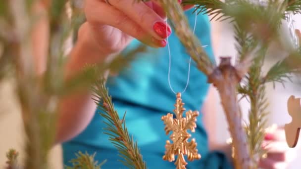 Chica de cámara lenta decora árbol de Navidad con copos de nieve — Vídeos de Stock