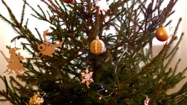 Árbol de Navidad de cámara lenta decorado con juguetes y guirnalda — Vídeo de stock