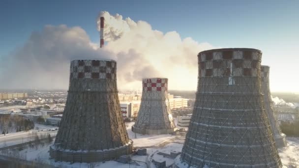 Bovenste weergave hoge pijp produceert rook wolken onder stoom — Stockvideo