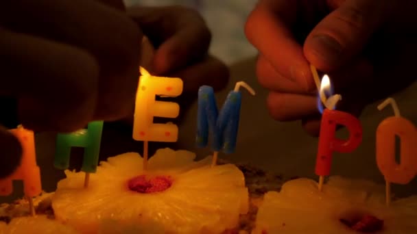 慢动作特写镜头的人点燃蜡烛的生日蛋糕 — 图库视频影像