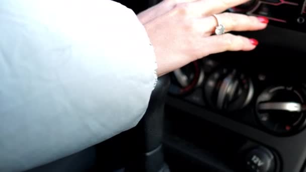 Nauwe auto cabine meisje hand met ring nieuwe wegen in auto — Stockvideo