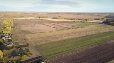 sonbaharda, ormanlar arasındaki alanlarla hava kırsal manzara