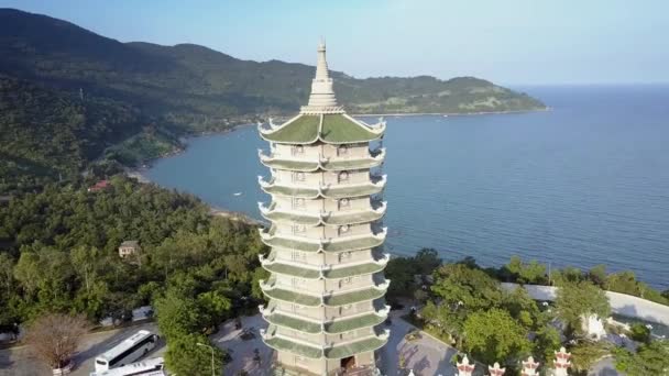 Luchtfoto grote boeddhistische Pagode in de buurt van uitgestrekte oceaan sluiten — Stockvideo