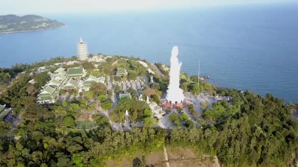 Tapınak karmaşık heykel pagoda ve yollar ile hava tepenin üst — Stok video