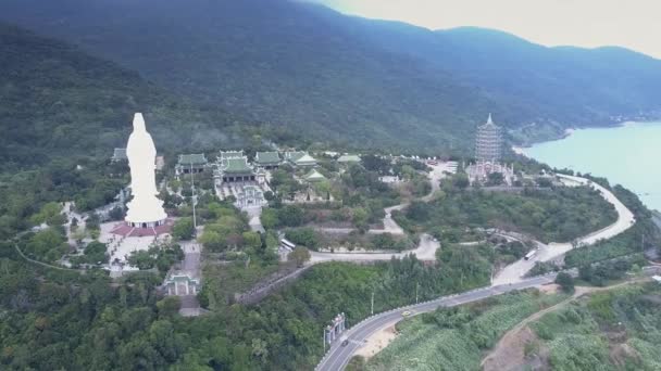 Horní pohled buddhistické sochy pagoda a chrám budovy — Stock video