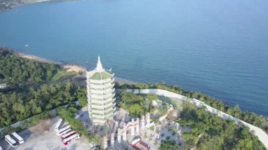 üst görünümü büyük Budist Tapınağı sakin mavi okyanus karşı
