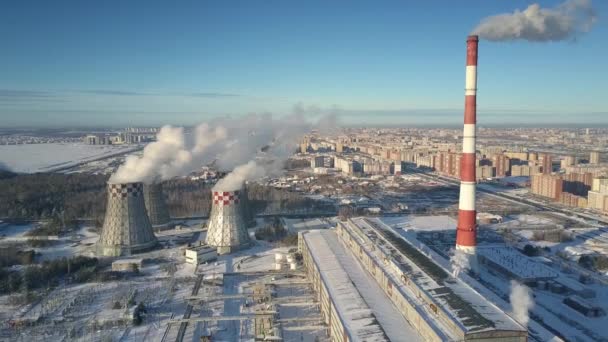 Torres de enfriamiento de movimiento aéreo contra ciudad y lago congelado — Vídeo de stock