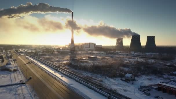 Sol da manhã brilha por trás da estação de energia no inverno — Vídeo de Stock