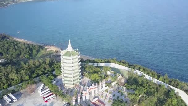 Vista superior gran templo budista contra el océano azul calma — Vídeo de stock