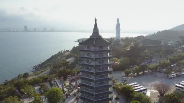 Bovenste deelvenster boeddhistische tempel standbeeld op heuvelachtig Oceaan kust — Stockvideo