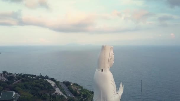 Статуя Будды Религиозном Комплексе Посетителями Бесконечного Океана Облачным Небом Вьетнаме — стоковое видео