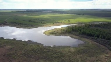 üst görünüm göl çayır üzerinde kötü bir gün forest yakınındaki arasında