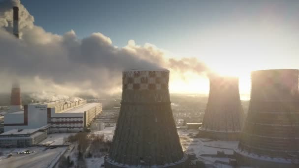 Soğutma kuleleri ile buhar bulutlar güneş doğarken kuş göz uçuş — Stok video