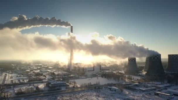 Luchtfoto witte stoom wolken kruipen dicht bij grond — Stockvideo