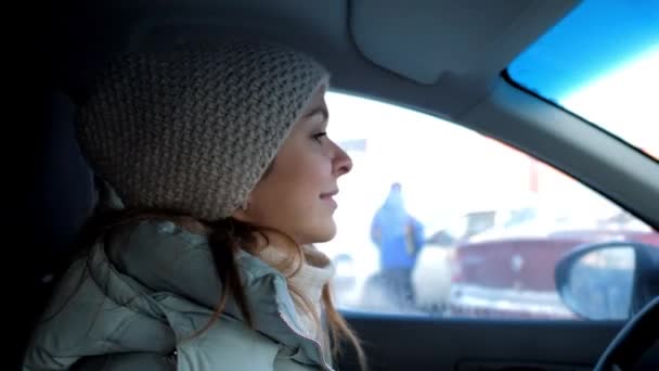 接近的汽车客舱女孩驾驶汽车通过交通在冬季的一天 — 图库视频影像