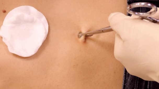 Closeup slow motion master holds clamps fixed navel tissue — Stock Video