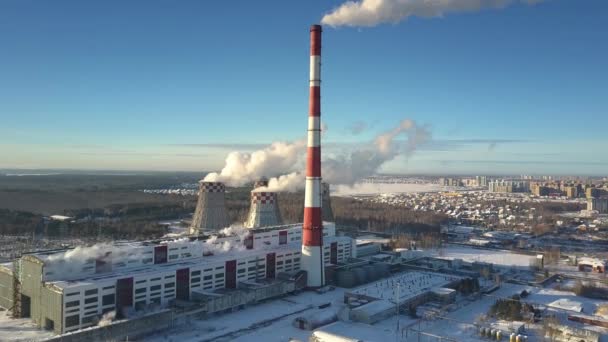 Bovenste deelvenster moderne plant met zware stoom Verwarming op winterdag — Stockvideo