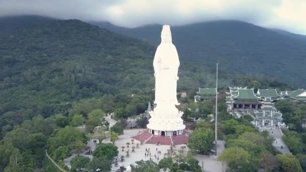 Πτηνών μάτι θέα θρησκευτικό συγκρότημα με μεγάλο άγαλμα του Βούδα — Αρχείο Βίντεο