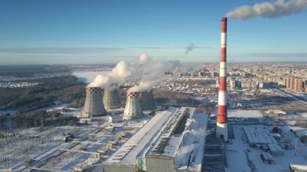 Stazione di riscaldamento bird eye view con neve e torri di raffreddamento — Video Stock