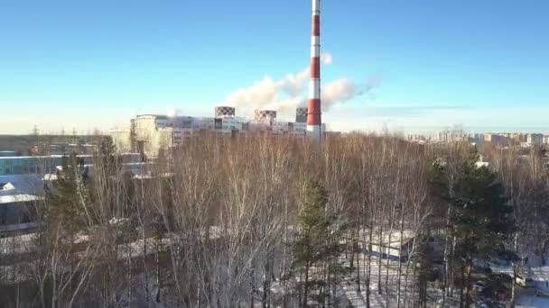 Vue d'oiseau du bois d'hiver à l'installation de chauffage avec tours — Video